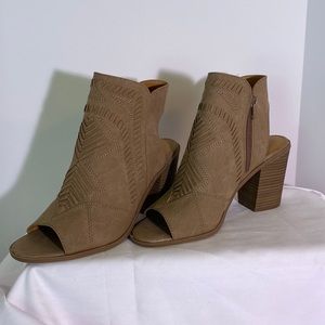 Universal Thread Booties size 9 NWOT